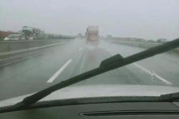 梦见开车下雨