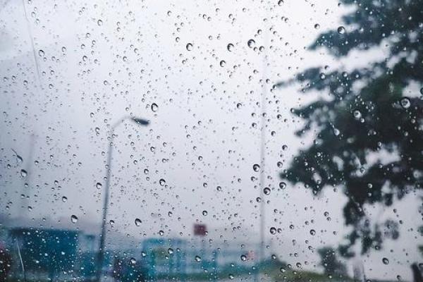 梦见开车下雨