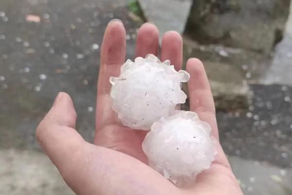 梦见下雨下冰雹