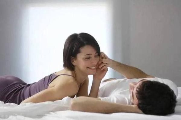 已婚女人梦见异性摸自己的身体