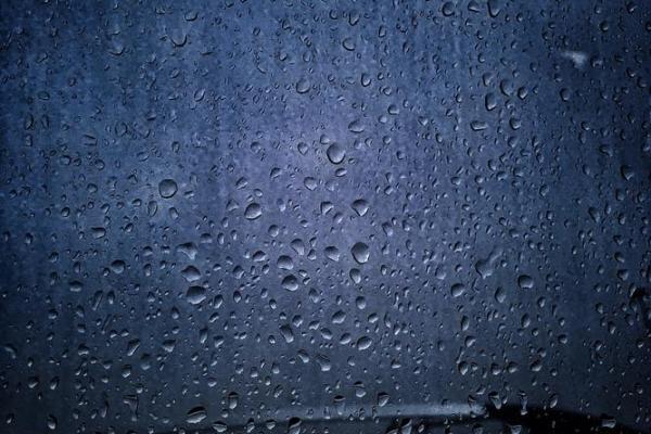 女人梦见下雨涨水淹路