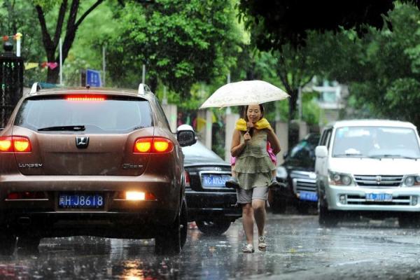 女人做梦梦见下雨意味着什么
