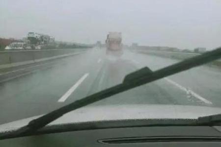 梦见开车下雨