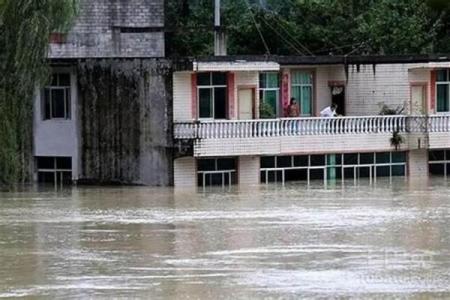 女人梦见下雨涨水淹路