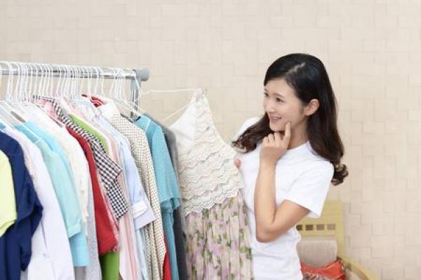 梦见选衣服