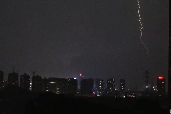 已婚女人梦见打雷下雨