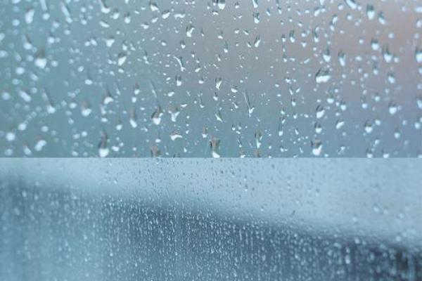梦见窗外下雨