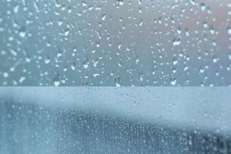 梦见窗外下雨