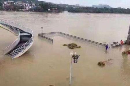 梦见外面下雨了