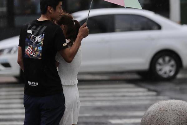 梦见下雨有人帮我撑伞