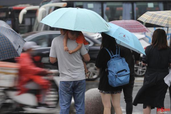 梦见下雨有人帮我撑伞