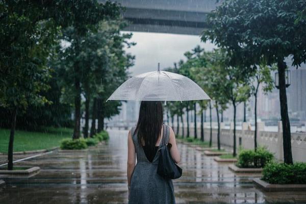 梦到下雨打伞是什么征兆 女性