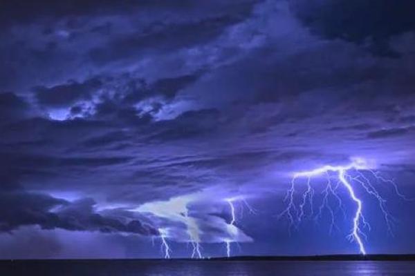 梦见打雷下雨电闪雷鸣是什么意思