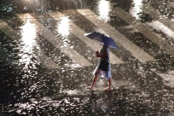 梦见下雨了地上都是水