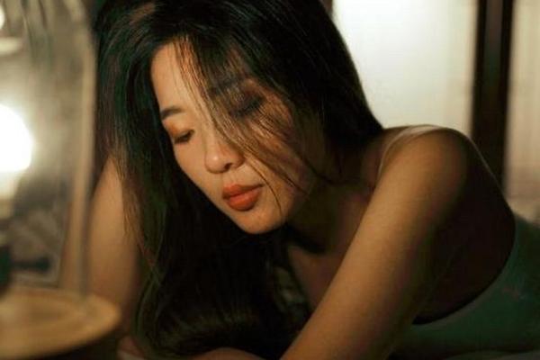 梦见熟悉的女人出轨