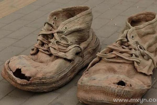 梦见新衣服破了是什么意思