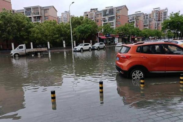 梦见下雨路上都是水