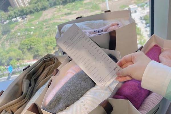 女人梦见给自己买衣服是什么意思