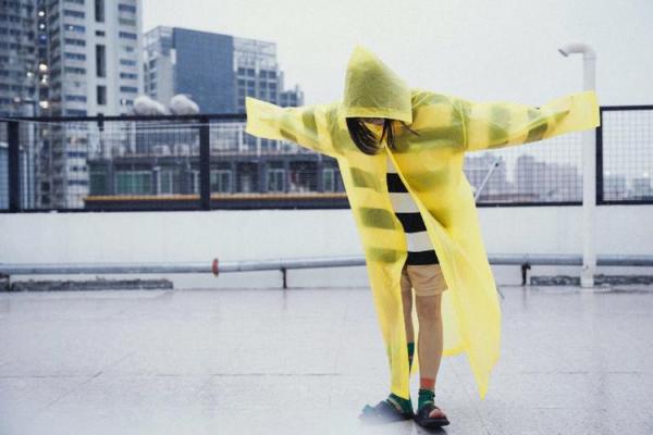 梦见下雨穿雨衣