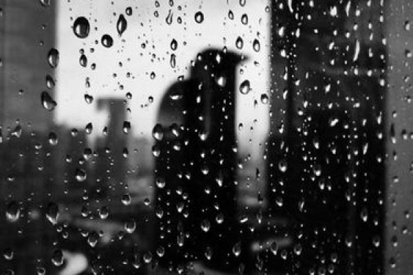 中年女人梦到下雨预示什么