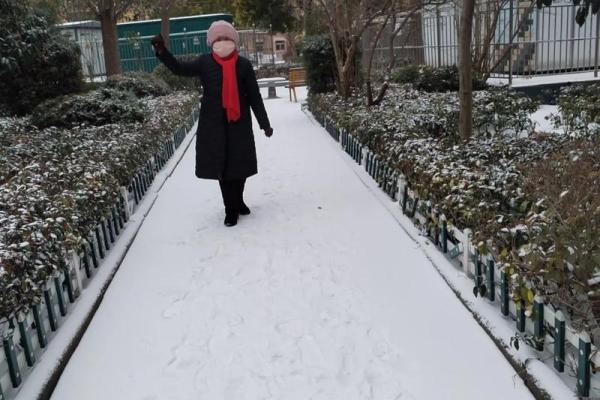 女人梦见下雪在雪中走路