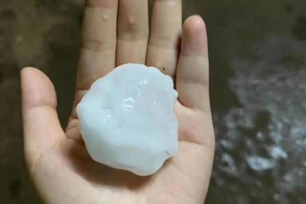 已婚女人梦见下冰雹下雨