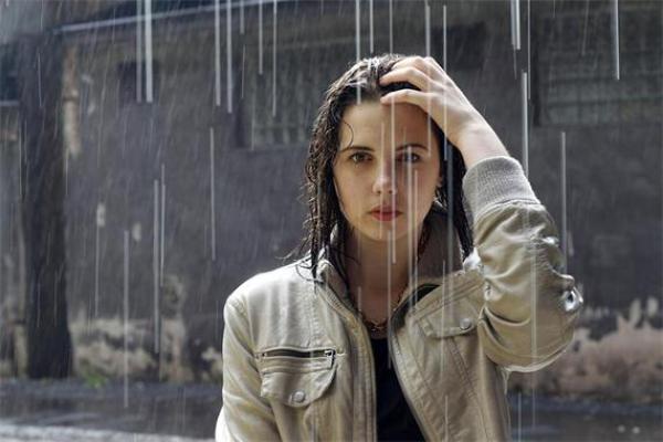 梦见下雨是什么征兆 女性周公解梦