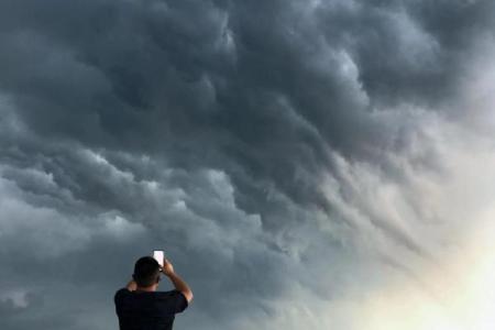 梦见瓢泼大雨淋在身上