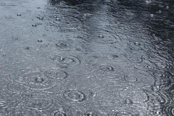 女人梦见下雨漏到床上