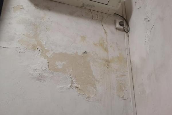 女人梦见自己家房子漏雨