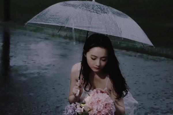 孕妇梦见下雨打伞