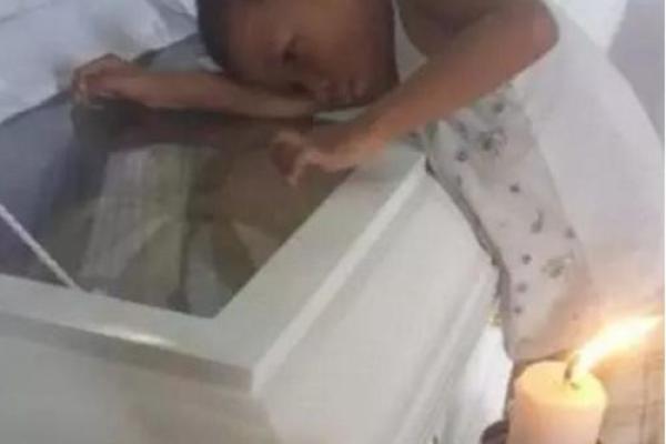 女儿梦到自己父亲去世