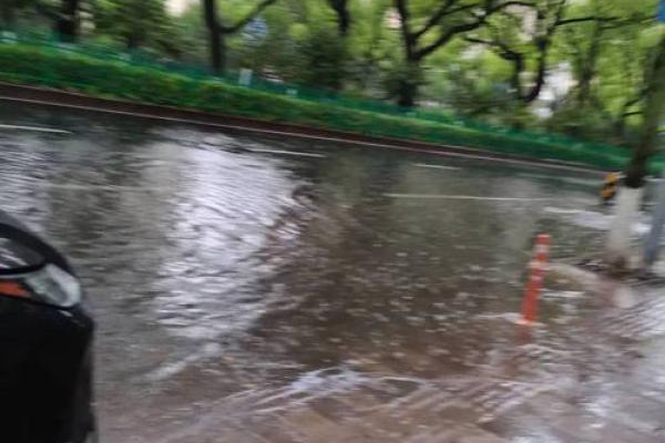 梦见下雨积水很深