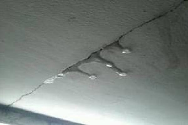 梦见自己房子漏雨是什么意思啊