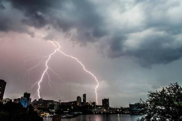 梦见打雷闪电下雨
