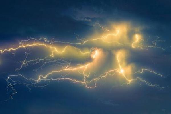 梦见打雷闪电下雨