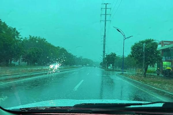 女人梦见下雨在路上走