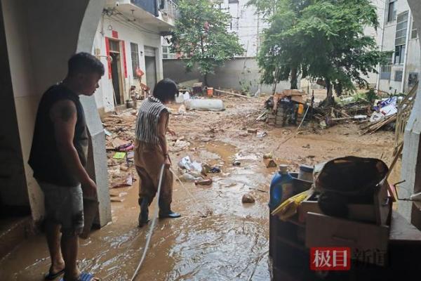 梦见洪水把房子冲垮了
