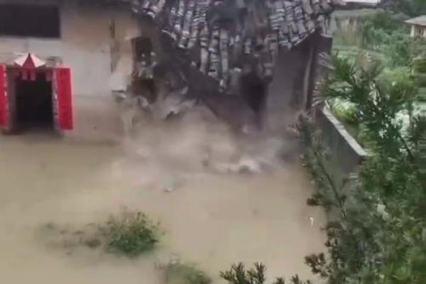 梦见老家房子漏雨