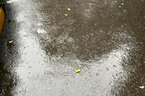 梦见老家房子漏雨还很大