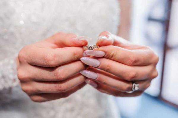 女人梦见别人结婚