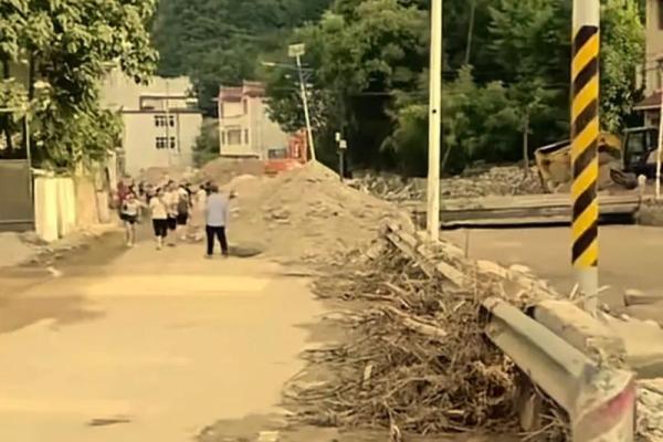 梦见水把房子冲塌了是什么意思
