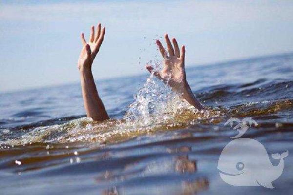梦见在水里被人追赶拼命逃跑是什么征兆