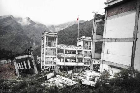 梦见地动山摇房屋垮塌什么意思