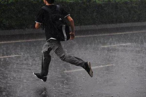 梦见下大雨把房子冲塌了