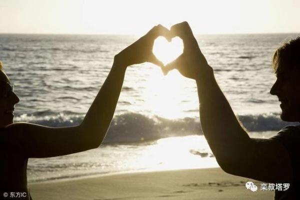 塔罗占卜｜春节聚会谁会对你一见钟情？