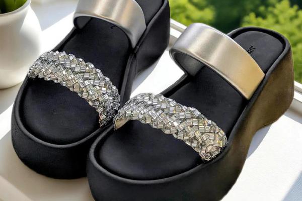 2026年搞钱拖鞋指南:穿这个款式脚踏实地 2026年搞钱拖鞋指南:穿这个款式脚踏实地